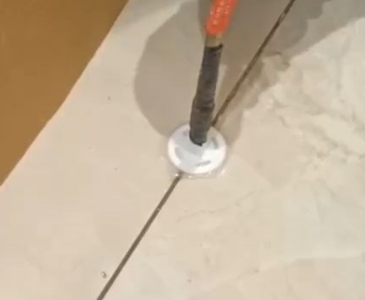 长岭瓷砖空鼓维修公司专业解答瓷砖在铺贴过程中，如果没有涂抹均匀到位的粘结材料（如水泥砂浆或瓷砖胶），可能会导致以下问题